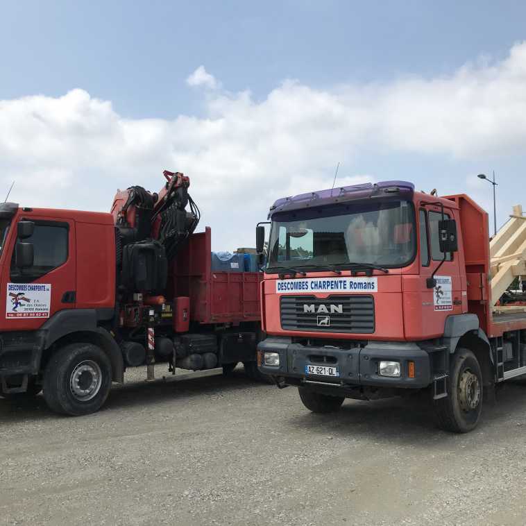 CAMION GRUE DE LEVAGE POUR LES CHARPENTES ET COUVERTURES