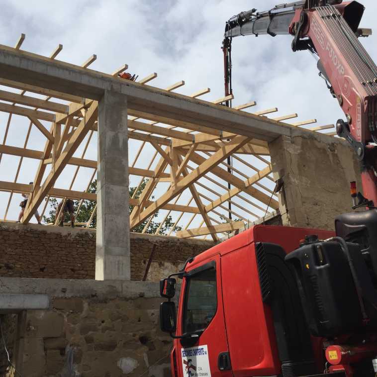 CHARPENTE EN TRADITIONNELLE EVEC LEVAGE A ROMANS-SUR-ISÈRE